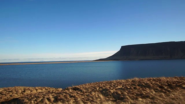 自驾游，一览冰岛风光。美丽的海湾冰岛海洋与雪山背景