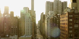 现代城市与高层办公楼的建立拍摄。房地产公寓投资市场