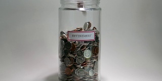 退休储蓄罐里装满了硬币