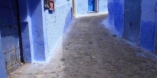 POV，行走在摩洛哥Chefchaouen Chaouen的蓝色小镇，第一个视角