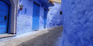 POV，行走在摩洛哥Chefchaouen Chaouen的蓝色小镇，第一个视角