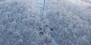 从滑雪胜地索契的缆车铁路上观看