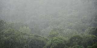 雨点运动与云风暴在山上