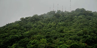 雨点运动与云风暴在山上