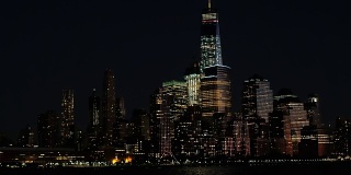 神奇的夜晚在水上观察曼哈顿，纽约市被灯光照亮