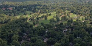 天线:现代设计的高尔夫球场，位于郊区住宅附近的私人乡村俱乐部