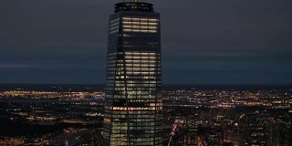 空中特写:世界贸易中心一号楼的办公室夜景