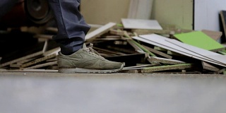 特写男工人脚在运动鞋行走在家具制造厂
