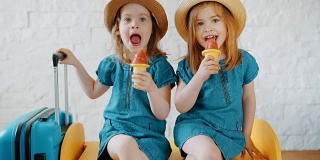 女孩们一边在家里吃冰淇淋，一边等待暑假的到来