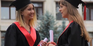 毕业典礼上，身着学位服的毕业生拿着学位证书，在毕业后侃侃而谈