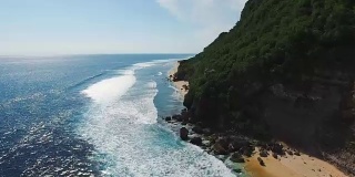 航拍热带岛屿海岸线和神秘空旷的白色沙滩。印尼巴厘岛。