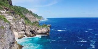 热带岛屿悬崖海岸线航拍镜头。Bukit,印尼巴厘岛。