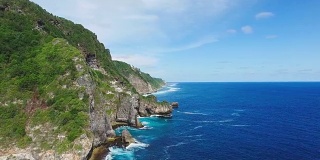 陡峭的海岸线航拍画面。Bukit,印尼巴厘岛。