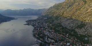 科托尔黑山老城，大山和阴影中的亚得里亚海海湾