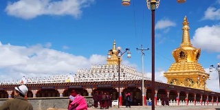 藏传佛教僧侣和尼姑行走在雅尔琴伽寺的宝塔上