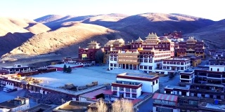 清晨鸟瞰西藏理塘寺