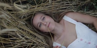 梦幻女郎躺在金黄成熟的麦田里