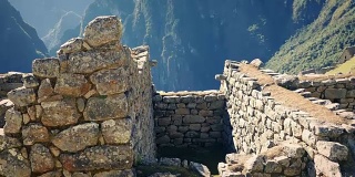 穿越山脉中的古代建筑废墟