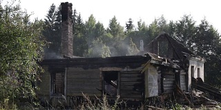 一场火灾后的木制农舍