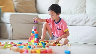 可爱的亚洲儿童玩积木视频素材模板下载