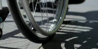 低角度的不同残疾人使用轮椅