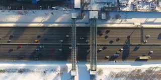 高速公路上的交通俯视图。天线。