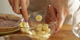 捣碎香蕉片做煎饼