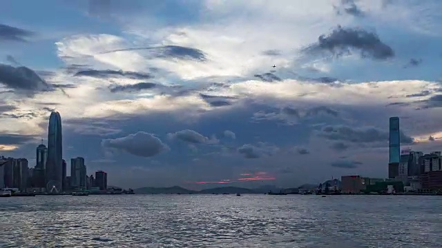 香港，海区有香港岛和九龙的城市景观，从早到晚，日落