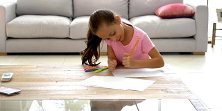 漂亮的小女孩在家里画画
