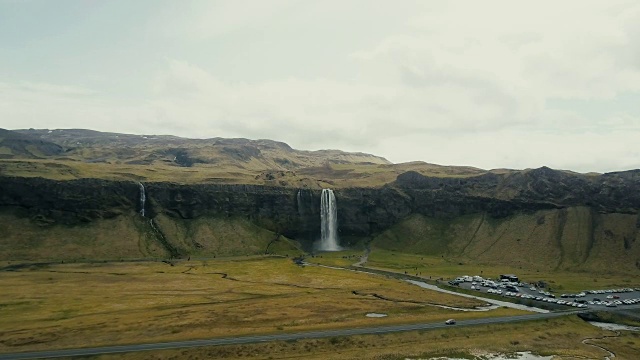 一架直升机接近冰岛的强大瀑布Seljalandsfoss。风景迷人的著名旅游景点