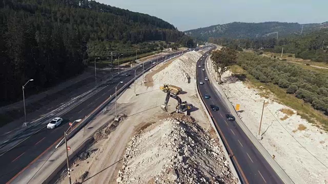 一个大型公路建设项目的航拍照片