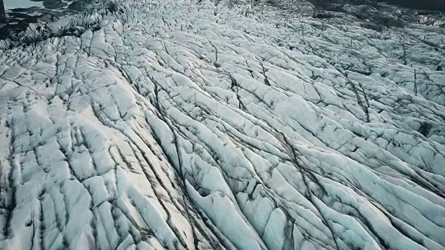 冰岛冰山的顶部鸟瞰图。无人机在布满火山灰的瓦特纳冰川上空飞行