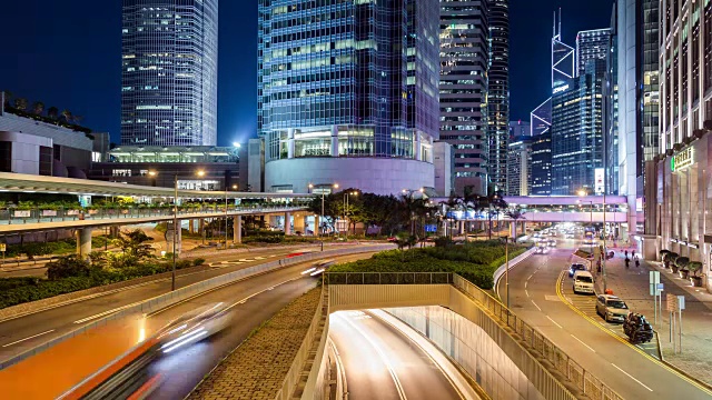 在香港市中心行驶的汽车