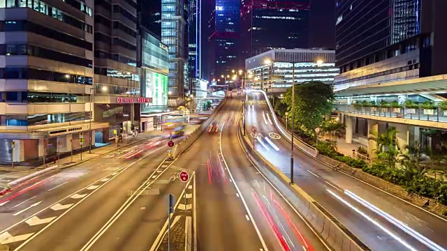 在香港市中心行驶的汽车