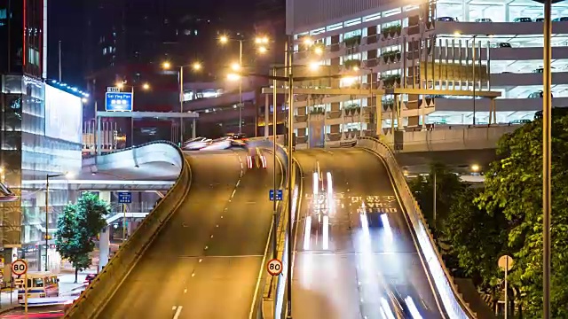 在香港市中心行驶的汽车