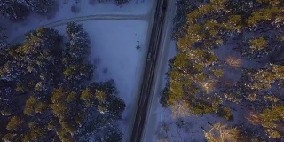 雪地和道路鸟瞰图。在苔原路上的汽车，俯视图