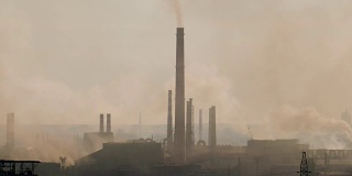 钢铁工业在日落时冒烟