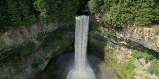 超级慢动作瀑布无人机拍摄4k在白兰地酒瀑布加拿大