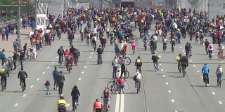 概念自行车和健康的生活方式。成千上万的人在自行车游行。鸟瞰图
