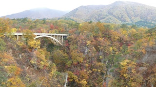 日本鸣子峡谷的秋色和漂亮的蓝色和云彩背景视频素材模板下载