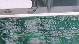 表面贴装技术(Smt)机器将元件放置在电路板上视频素材模板下载