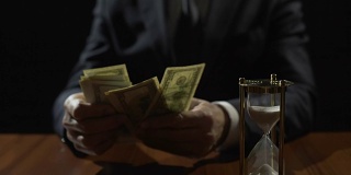 腐败的政府官员在数美元钞票，洗钱犯罪