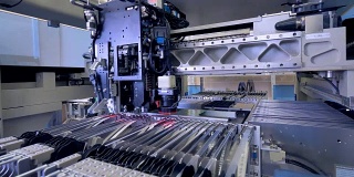 现代机器人机器上的电路板生产。4 k。
