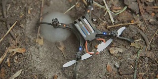 Quadrocopter。破碎的四轴飞行器躺在地上