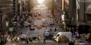 繁忙的城市街道在高峰时间的时间流逝。行走在纽约的商人。象征着现代生活的喧嚣