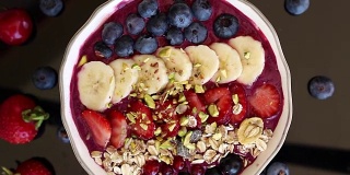 旋转的巴西莓碗和水果，闭合