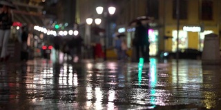 摘要雨夜现代都市，自然暗调。在路灯的照耀下，雨点落在五颜六色的沥青上。打着伞，穿着时髦红裙的女孩走在行人中间。现代城市生活方式