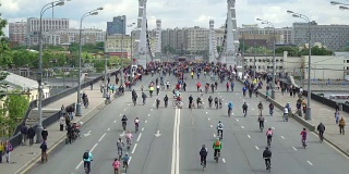 概念自行车和健康的生活方式。成千上万的人在自行车游行。鸟瞰图