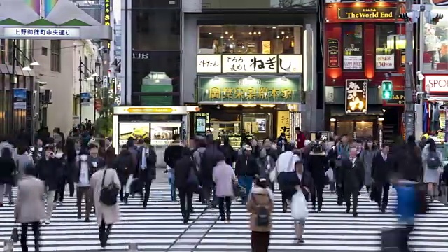 4K延时:行人拥挤在东京上野美代子市场购物
