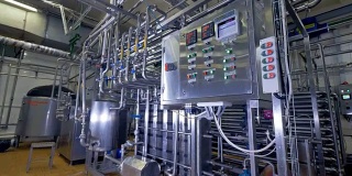 奶牛厂的杂物间，有一个钢制控制箱。